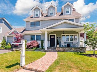 309 Philadelphia Ave, Massapequa Park, NY 11762