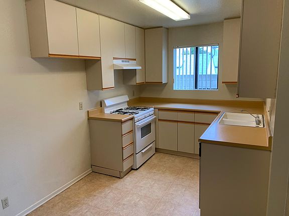 3rd image of 320 N Belmont St APT 9