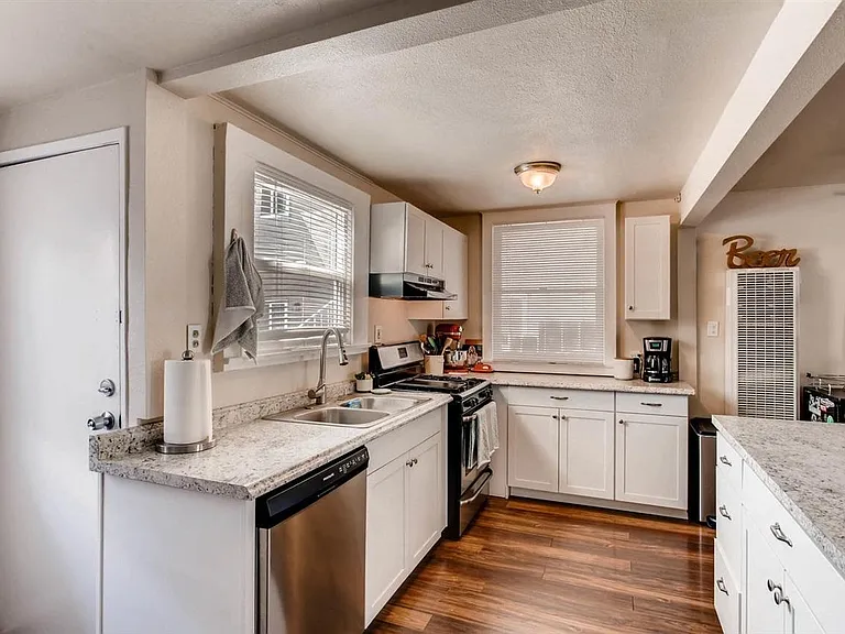 3744 Swift Ave — Photo 2