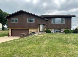11149 Mound View Rd, Dubuque, IA 52003