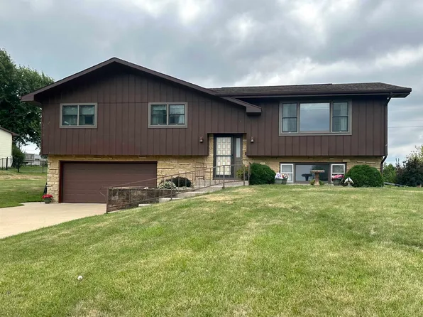 11149 Mound View Rd, Dubuque, IA 52003