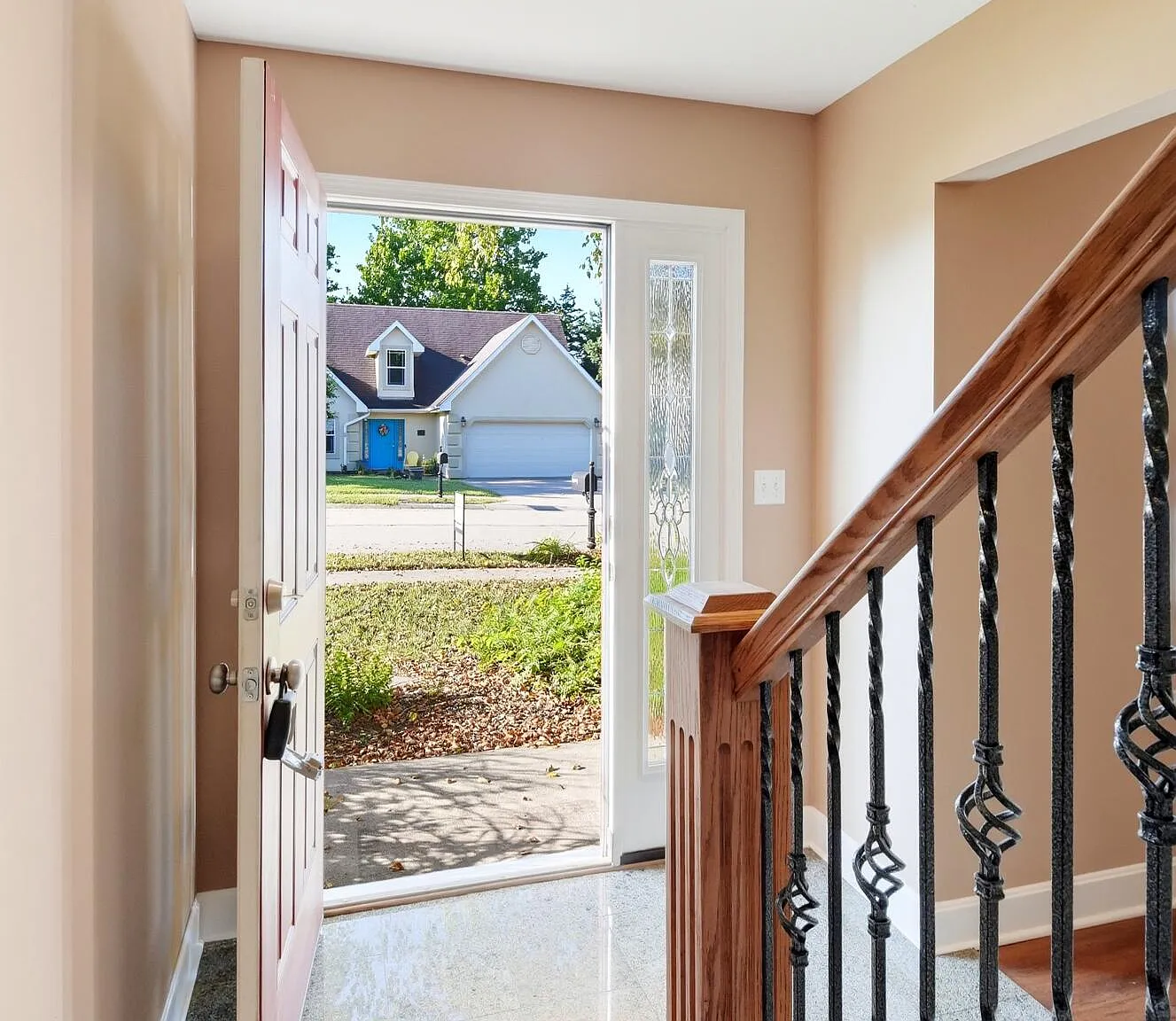 3 bed, 2.5 bath, 1644 sqft, $2,000 — Photo 2