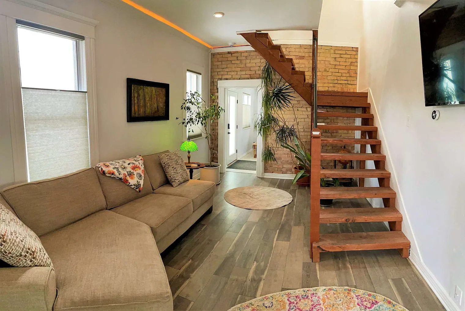 3 bed, 2.0 bath, 1689 sqft, $6,708 — Photo 2