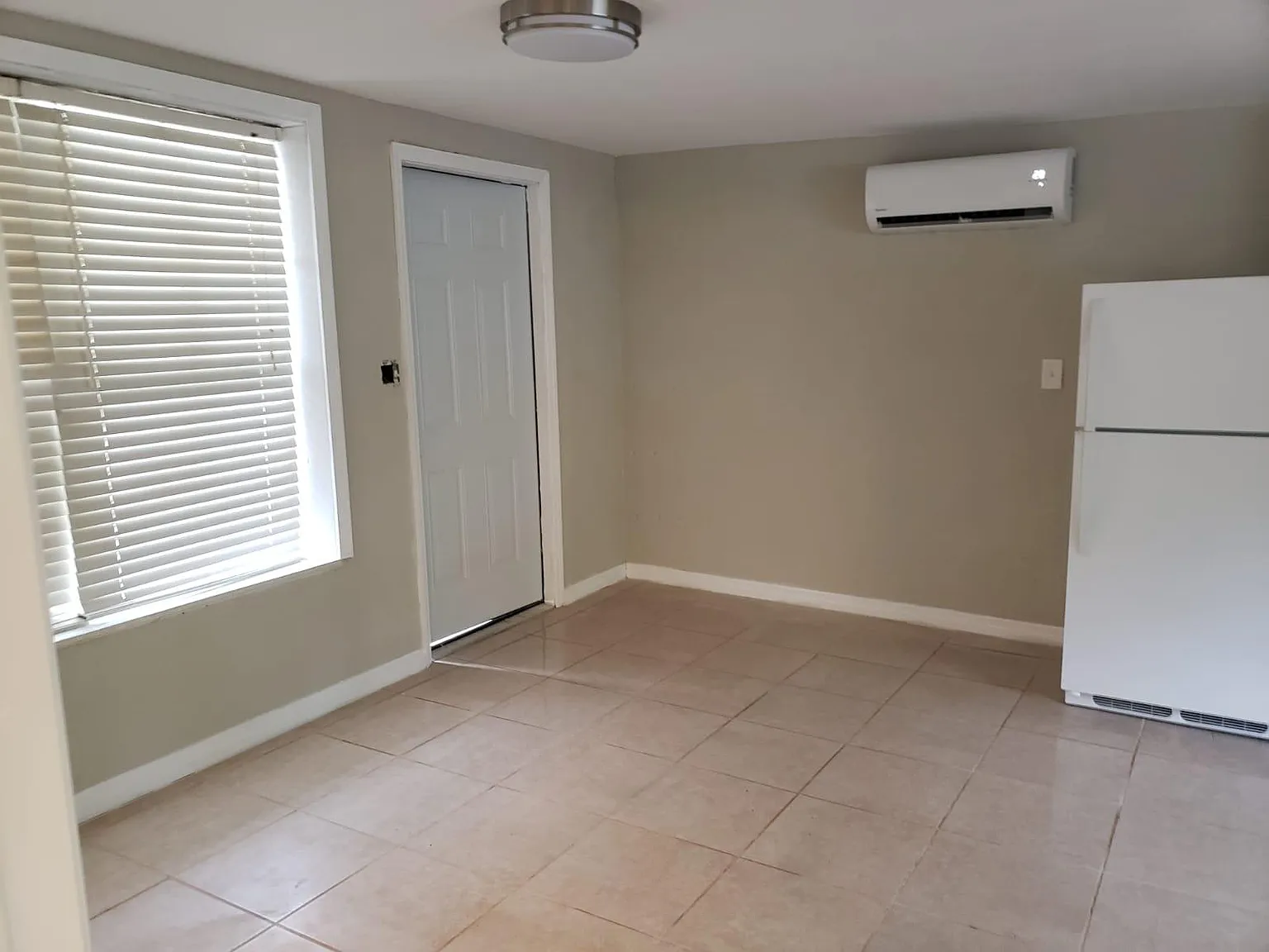 1 bed, 800 sqft, $1,050 — Photo 2