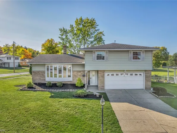 5776 Skyline Dr, Seven Hills, OH 44131