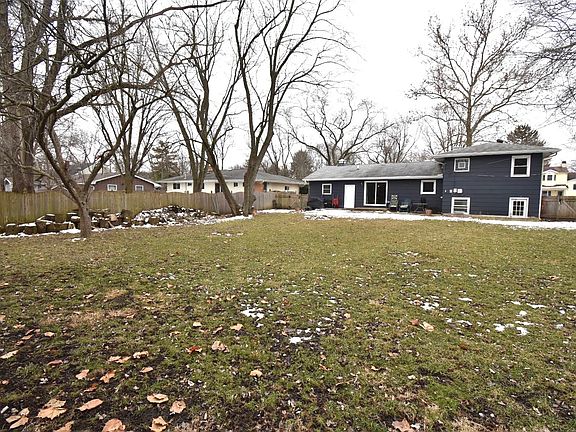 3rd image of 22W324 Birchwood Dr