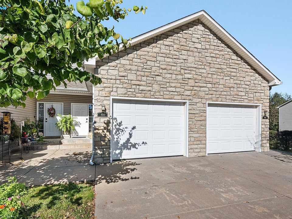 1st image of 802 Oakbrook Pl