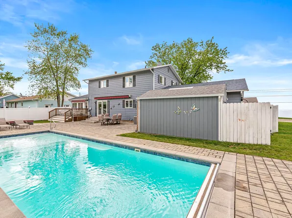 1407 Shore Dr, New Buffalo, MI 49117