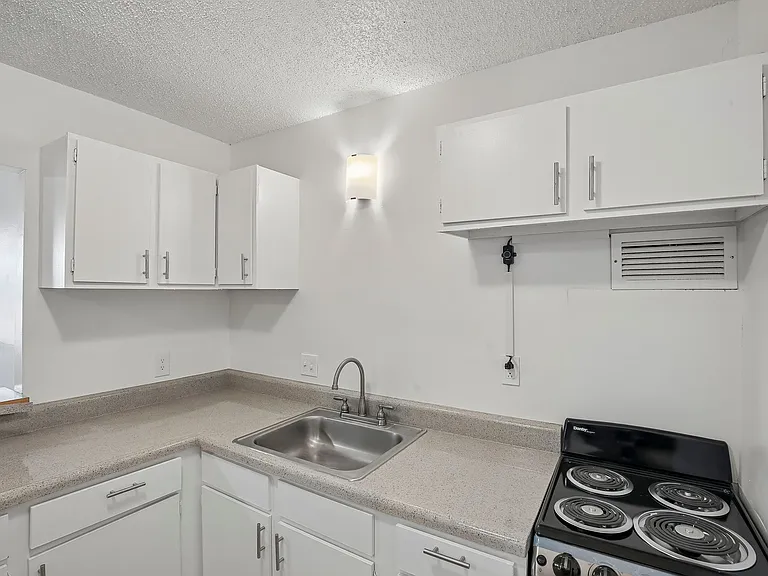 Riverview Apartments — Photo 23