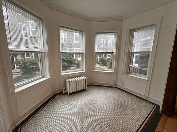3rd image of 827 W Cornelia Ave #1N
