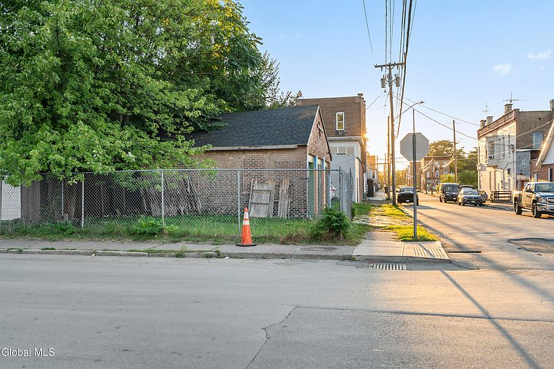 3rd image of 3076 6th Avenue