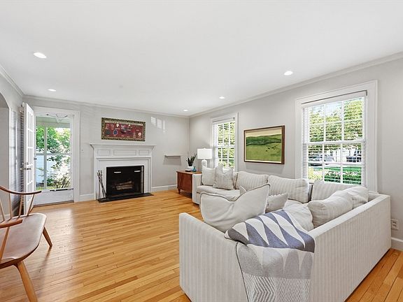 3rd image of 77 Pleasantview Ave