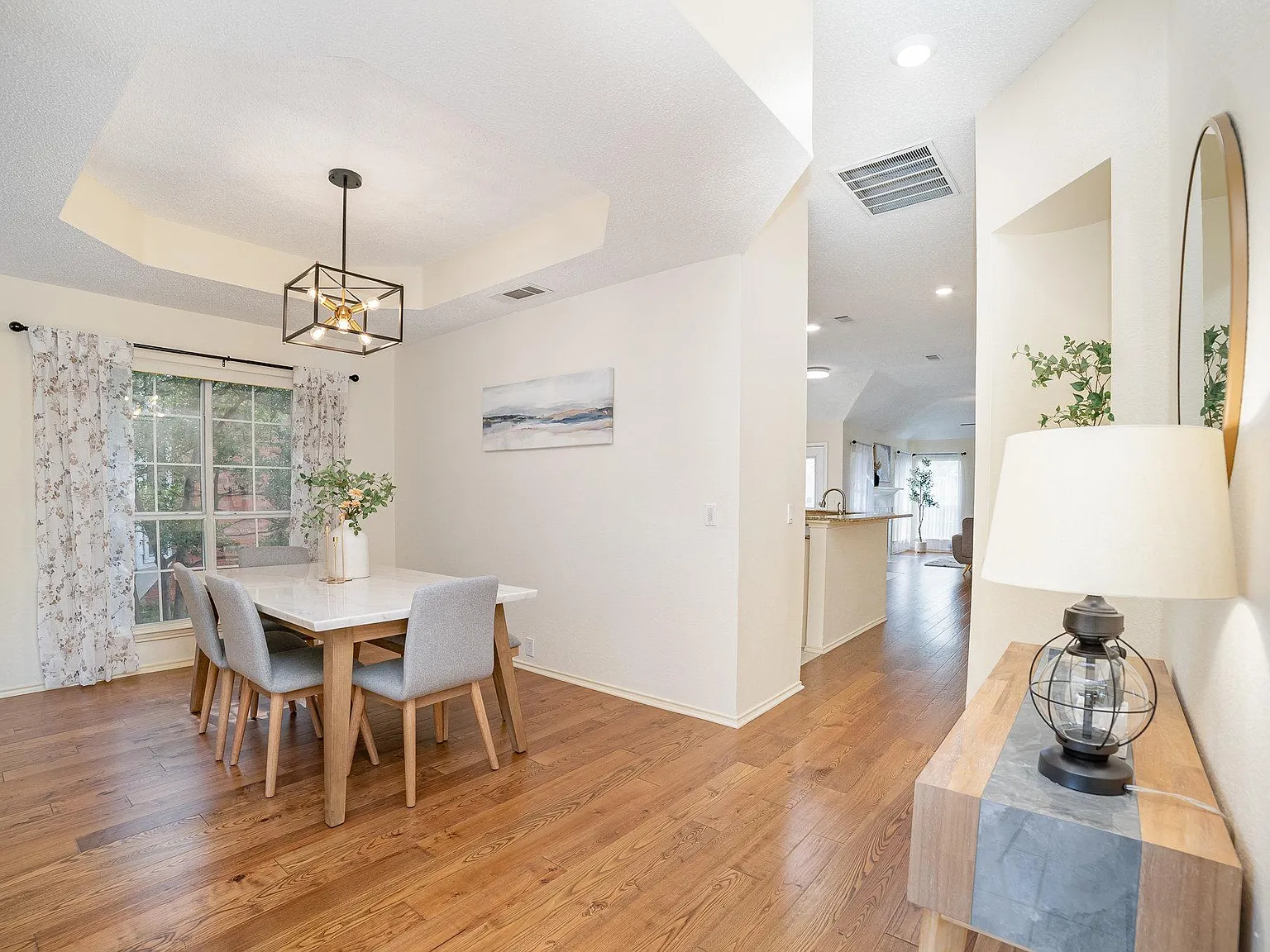 4 bed, 2070 sqft, $7,200 — Photo 4