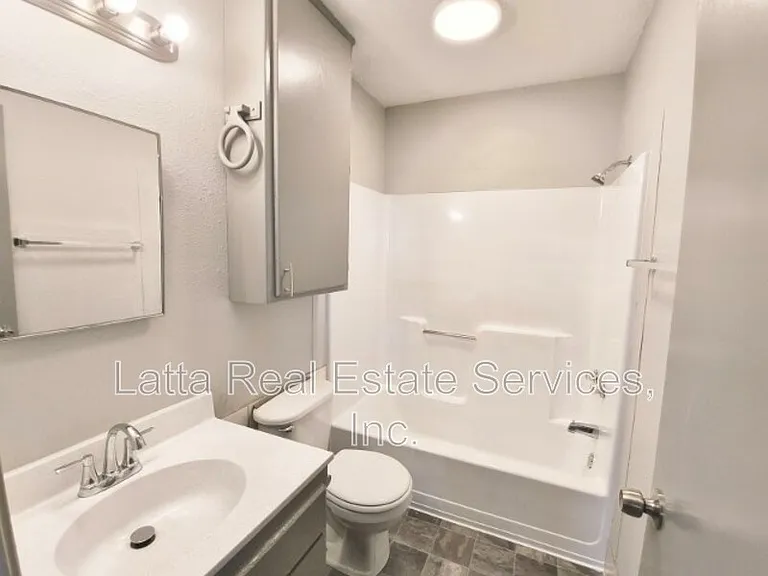 901 W 25th Ter #B — Photo 6