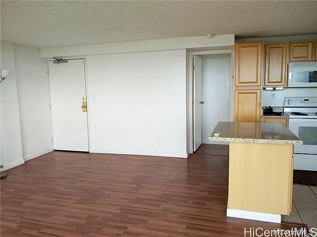 2 bed, 890 sqft, $2,600 — Photo 2