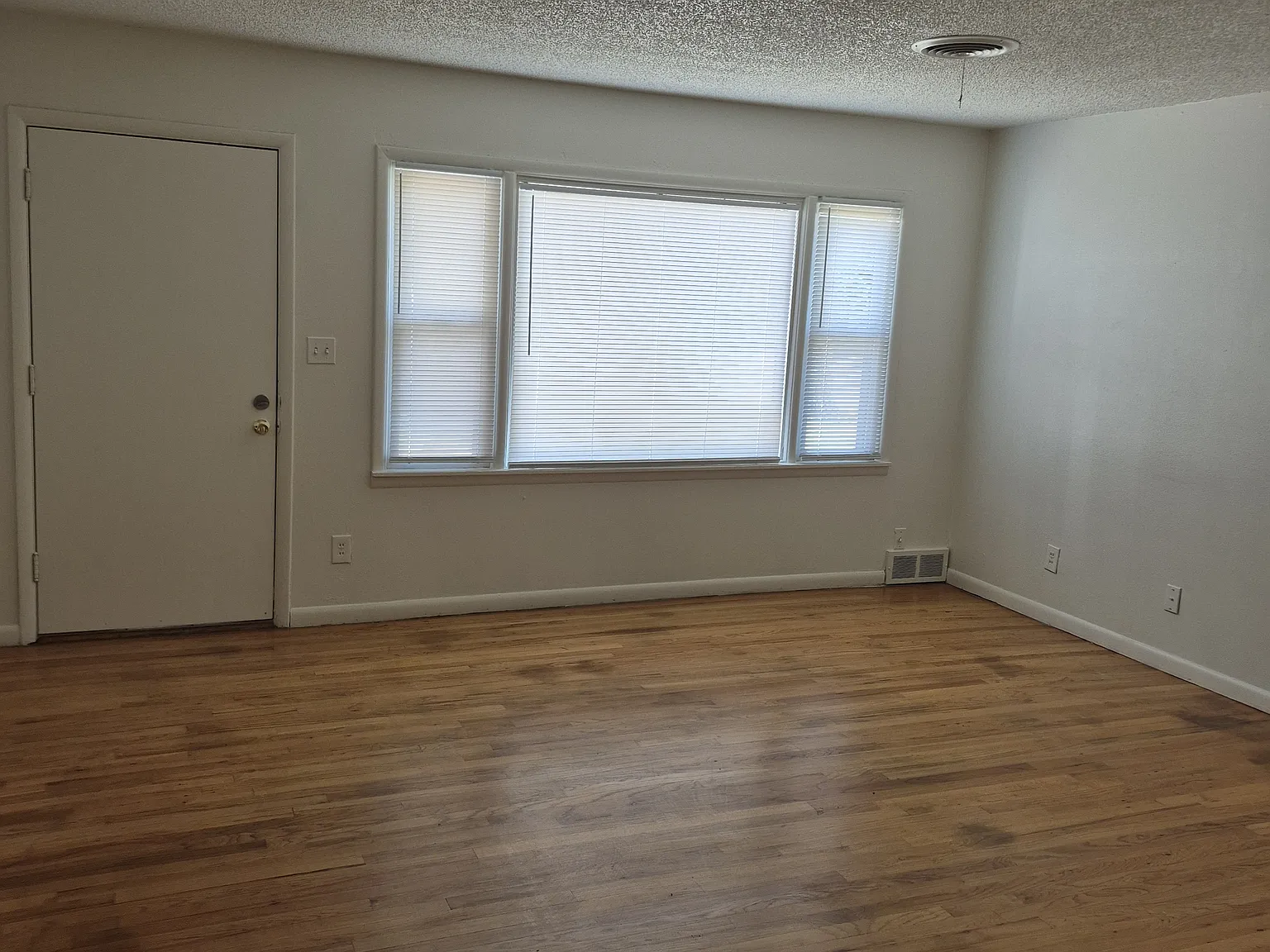 3 bed, 1292 sqft, $1,450 — Photo 2