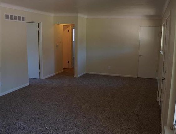 3rd image of 370 Naomi Ave