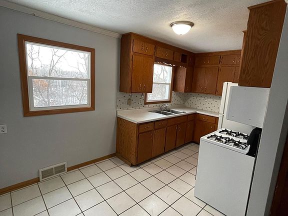 4th image of 511 Hilltop Ave