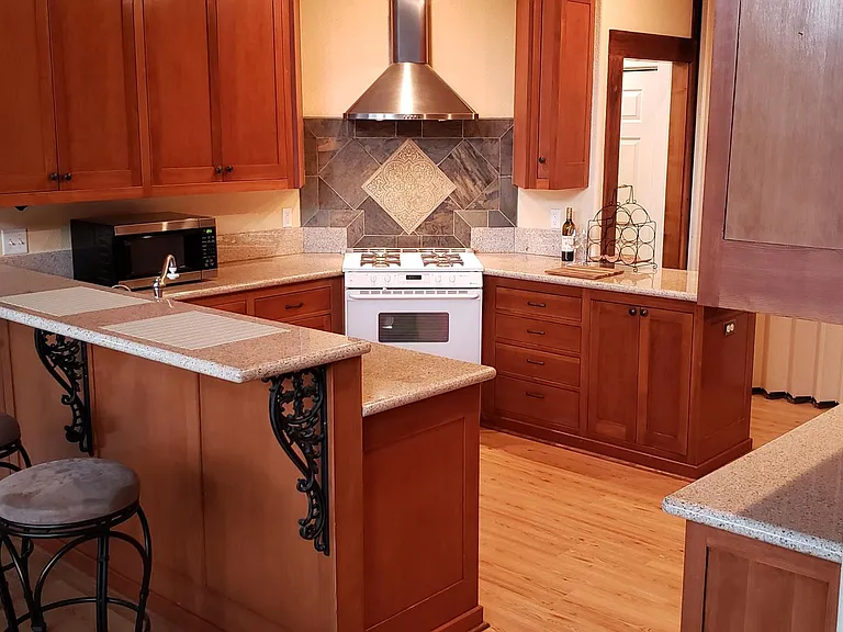 Kitchen and eating bar.