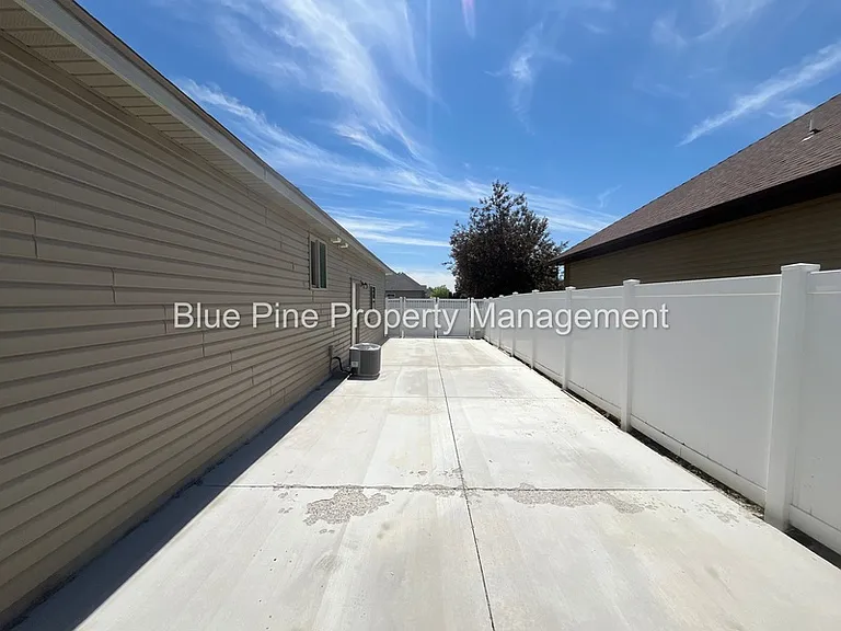 340 Chateau Dr #1 — Photo 35