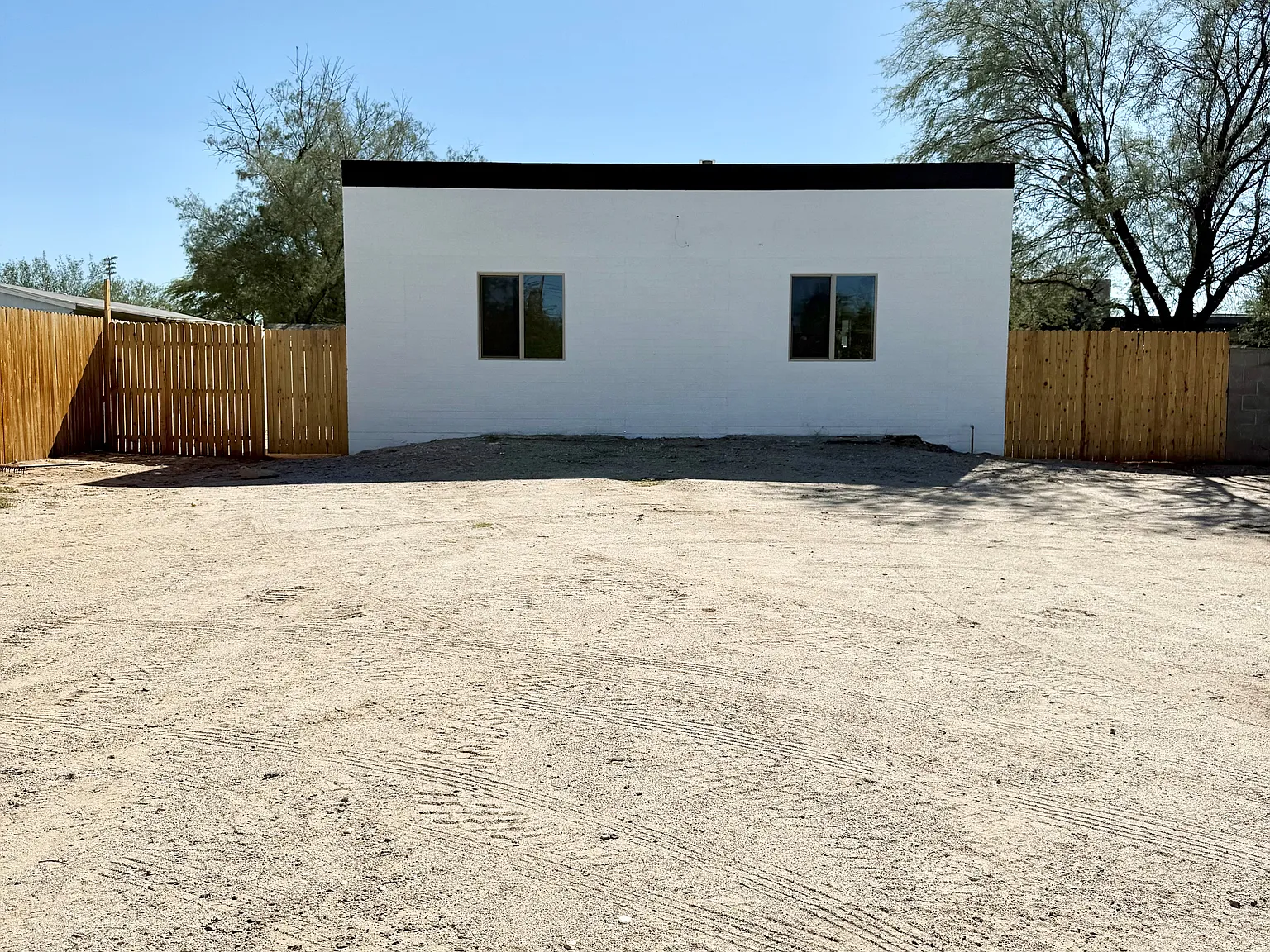 325 W King Rd — Photo 1