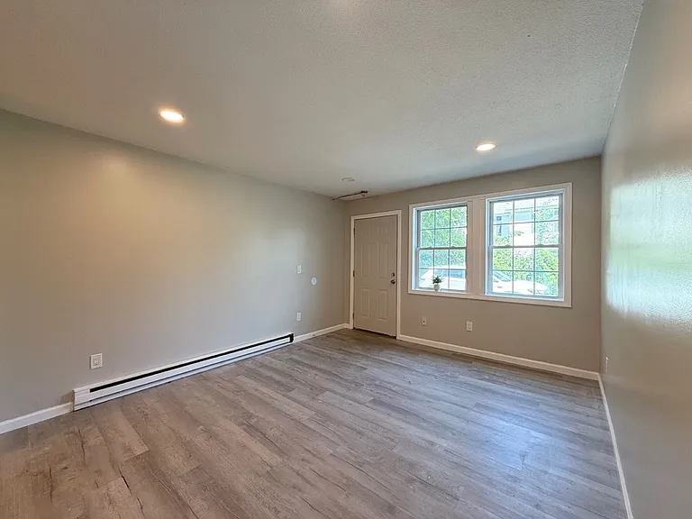 21 E Bartlett St #5 — Photo 2