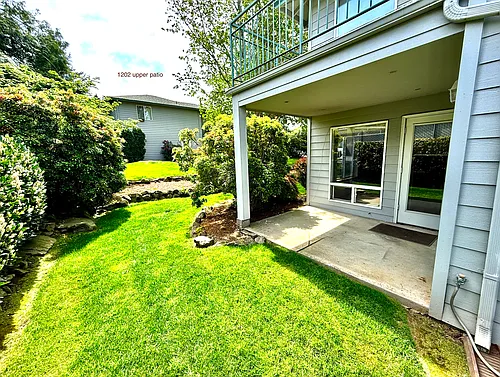 Large Renovated upstairs 2-bed 1-bath (approx. 1347 sq. feet) Photo 1