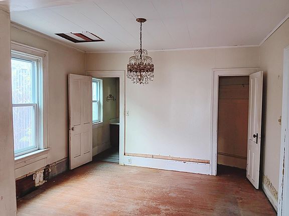4th image of 122 W Church St