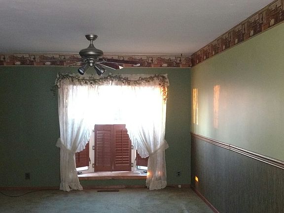 3rd image of 936 N Parkview Cir
