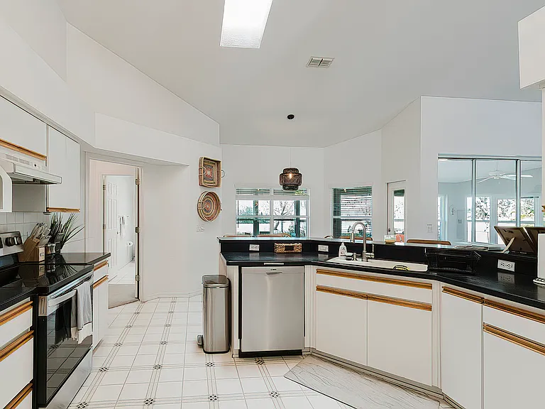 240 N Country Club Dr — Photo 17