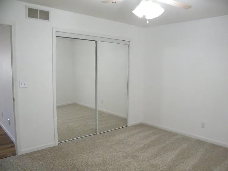 314 E Walnut St — Photo 8