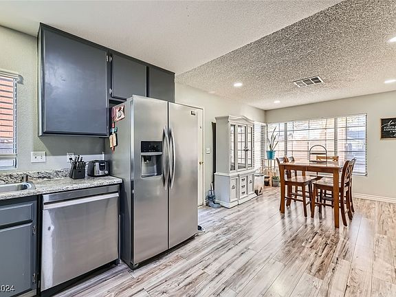 3rd image of 7498 Walnut Creek Dr