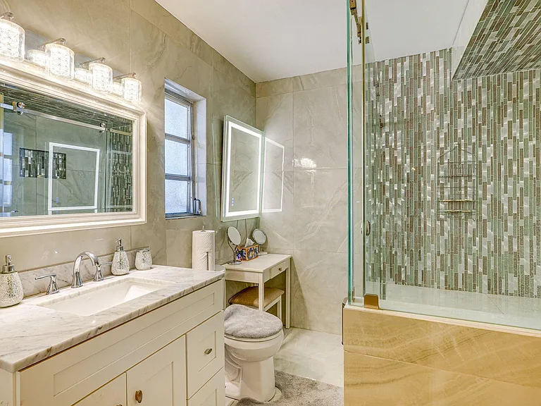Modern Master Full Bathroom Bedroom 1