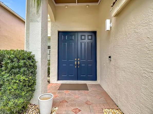 1154 Oakwater Dr, Royal Palm Beach, FL 33411