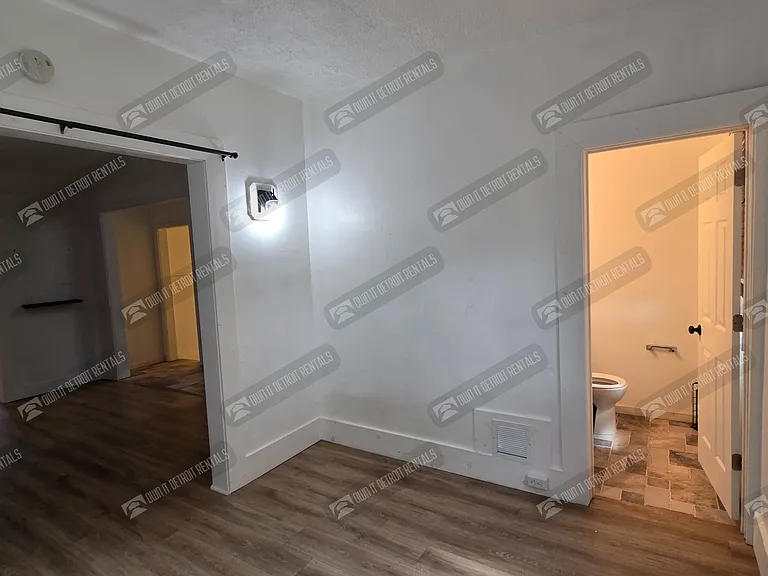7455 Churchill St — Photo 23