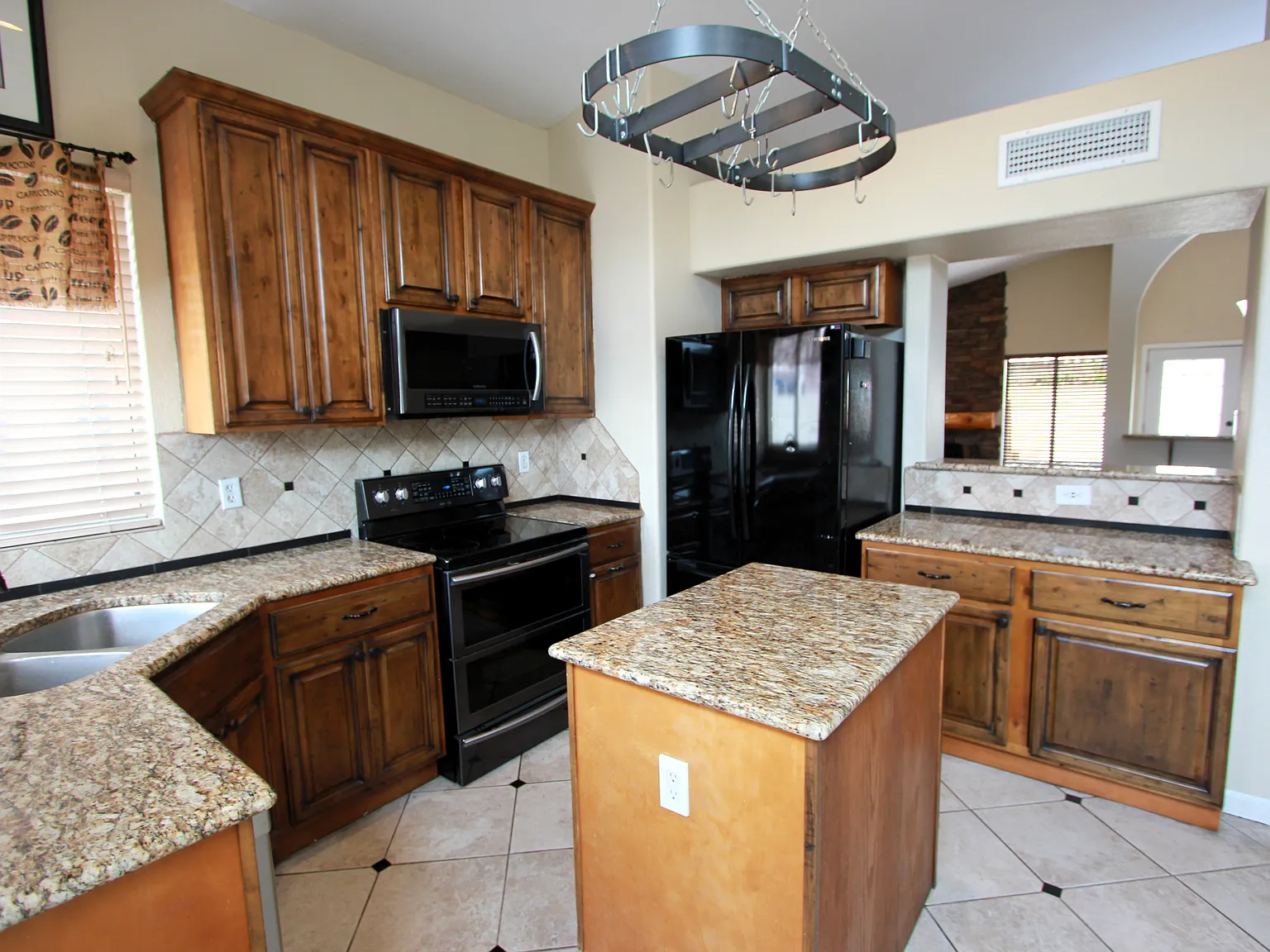 3 bed, 1688 sqft, $2,500 — Photo 2