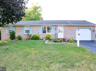 942 W Fairway Dr, Lancaster, PA 17603
