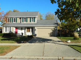 1051 Almond Dr, Aurora, IL 60506