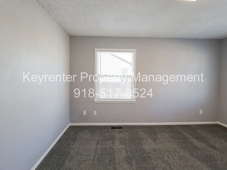 5330 W 2nd St — Photo 10