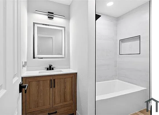 4 bed, 2304 sqft, $2,750 — Photo 4