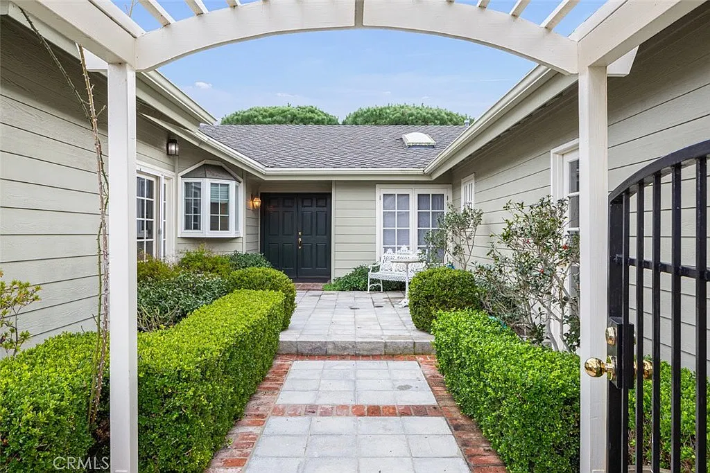 4 bed, 2.5 bath, 2845 sqft, $12,800 — Photo 1