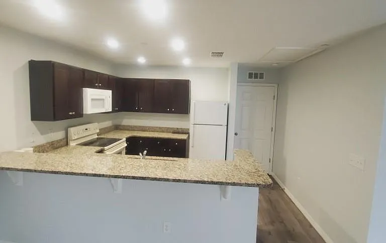 284 Gardner Ln #E — Photo 2