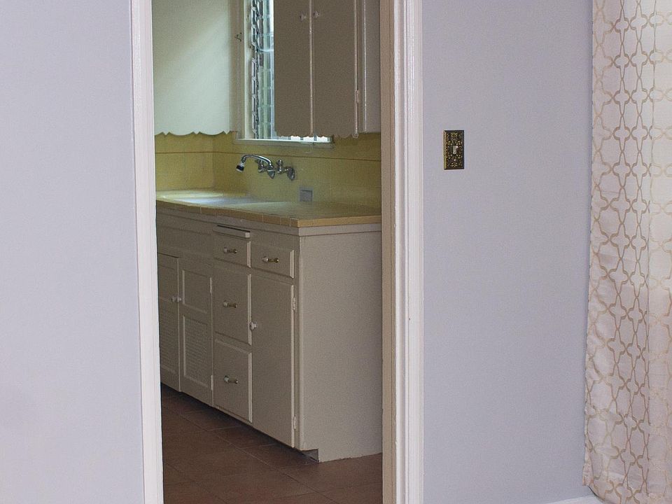 1st image of 430 3/4 S Burlington Ave