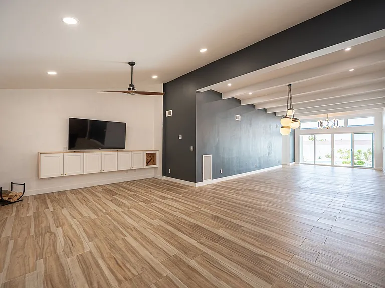 330 E Country Club Dr — Photo 27