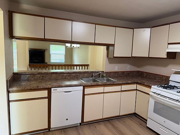 2nd image of 846 Quesnel Dr