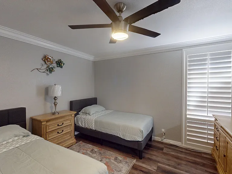 E Avenue J — Photo 19