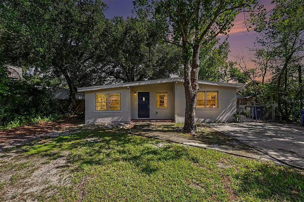 3 bed, 1.0 bath, 1366 sqft, $2,000 — Photo 1