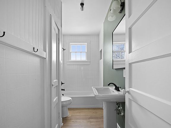 2nd image of 212 W 6th St #11200024