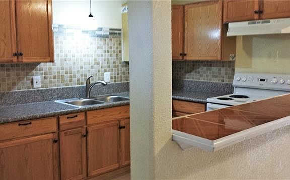 2nd image of 869 Lexington Dr