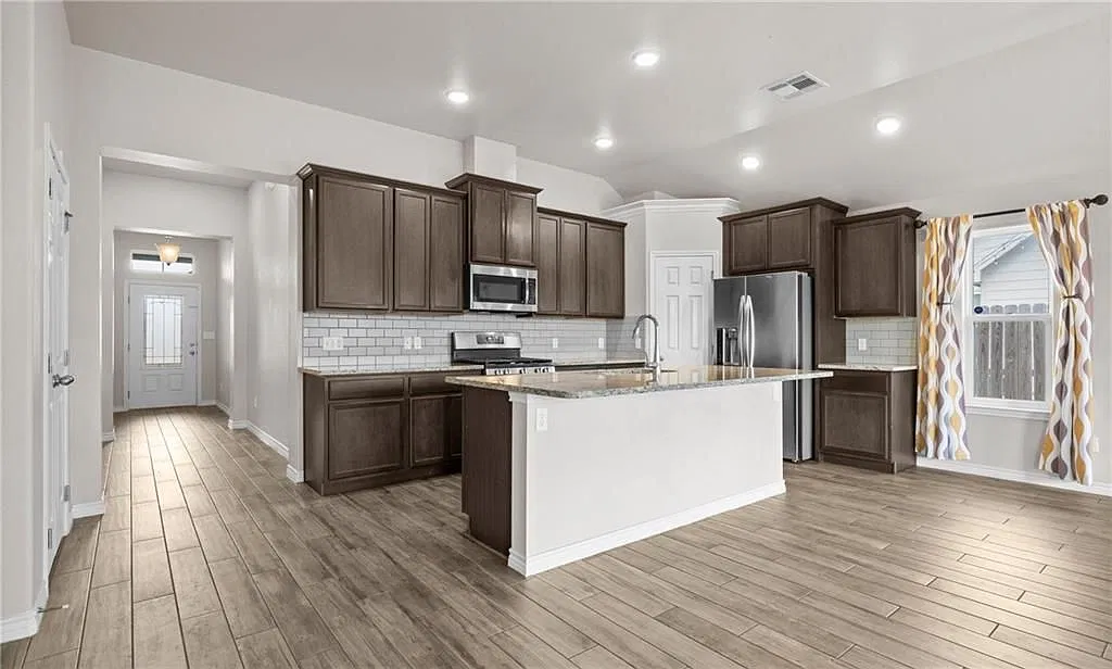 3 bed, 2.0 bath, 1788 sqft, $2,300 — Photo 3